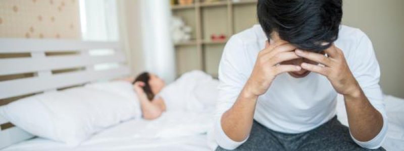Hombre preocupado por su fertilidad