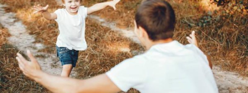Niño corriendo a abrazar a su padre.